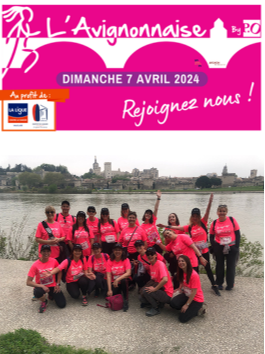 Une photo représentant l'affiche de l'Avignonnaise et en-dessous la photo de l'équipe Agis. Les personnes sont habillées avec un tee-shirt rose, et d'une casquette noire avec le logo AGIS. Photo prise sur le bord du Rhône vue sur le Palais de Papes.